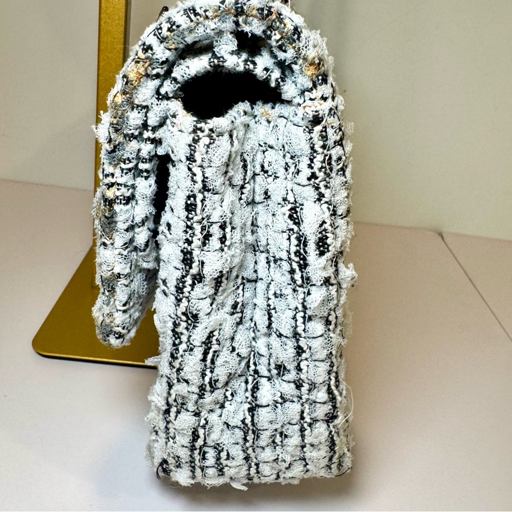 Rare Chanel 2.55 Garden Party CC Logo Charms Flap Bag In White & Black Tweed - Picture 9 of 16